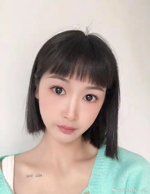 它可以让本就拥有巴掌脸的女生显得更加小巧可爱.