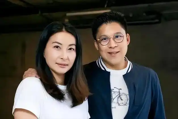 郭晶晶大婚当天自己父母为何坐不上主桌背后原因令人泪目