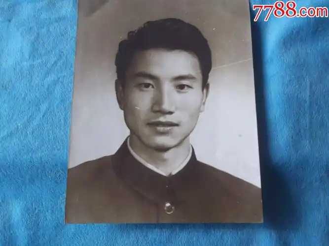 六七十年代一男青年半身照