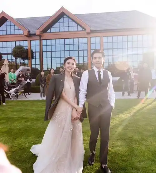 张若昀唐艺昕婚礼伴郎团两人上热搜伴娘团一点动静都没有