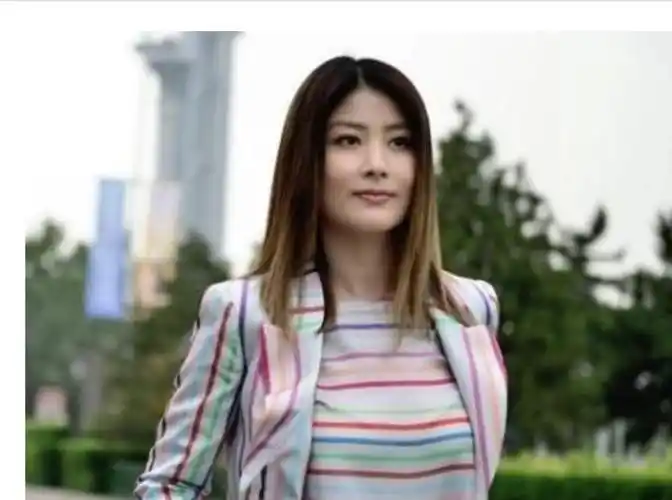 陈慧琳曾经说,希望自己能够成为一个成功的歌手,就可以「好自然地用