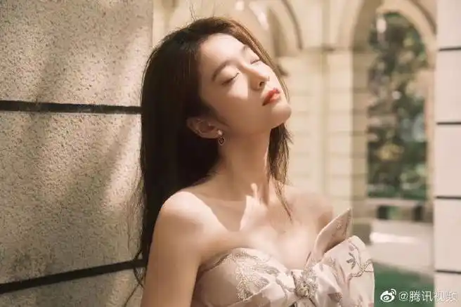 张雪迎sophie#中国电影华表奖#雾粉色新中式礼服,古典韵味十足.