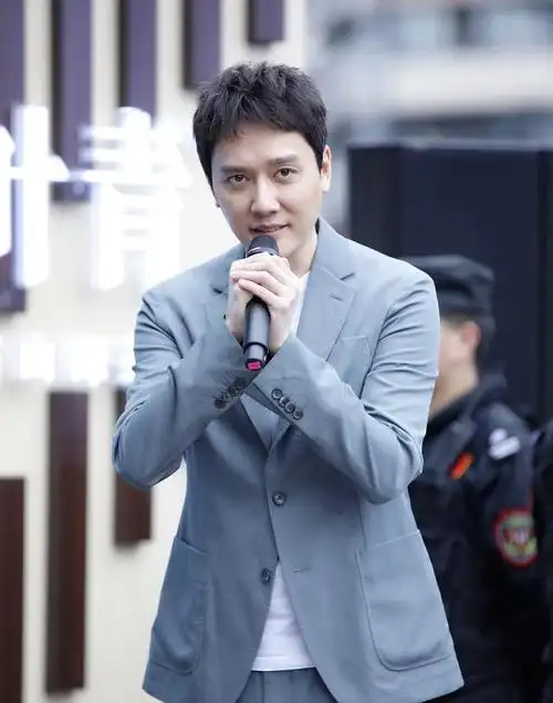 冯绍峰当奶爸后首次亮相,笑脸迎人热情互动,网友:赚奶粉钱了