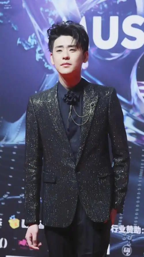 张云雷黑色玫瑰领结#张云雷tmea红毯造型,一身黑金西装,黑色玫瑰领结