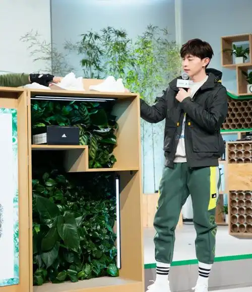 29岁邓伦活动生图被疯传,身材发福引热议:确定不是秋裤穿太厚吗