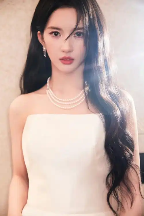 刘些宁优雅感##刘些宁纯白抹胸礼裙