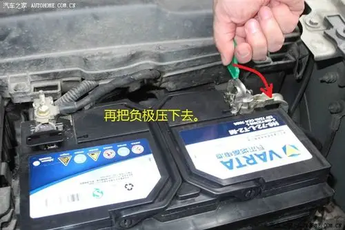 正极安装好后,把负极安装上去.