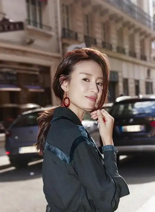 董洁优雅出街 回眸一笑很倾城