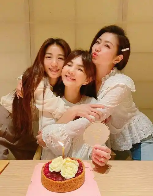 ella庆生,39岁依然像20岁一样年轻,姐妹情深依旧_ella_田馥甄_selina