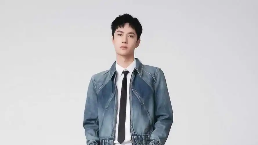 王一博牛仔外套搭配白色衬衣少年感满满