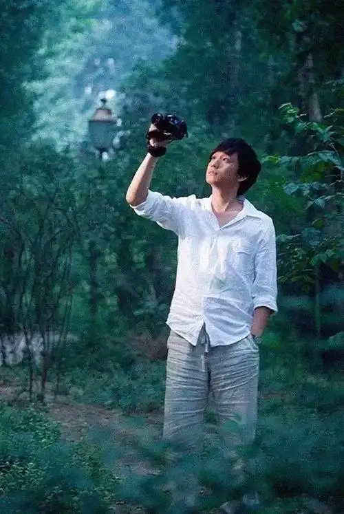 网上可能你都看过很多黄磊的老照片了,今天我来挑战一下找到你没见过