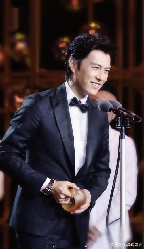 众所周知靳东有"师奶杀手","叔圈顶流"的称号,粉丝年龄跨度相当广.