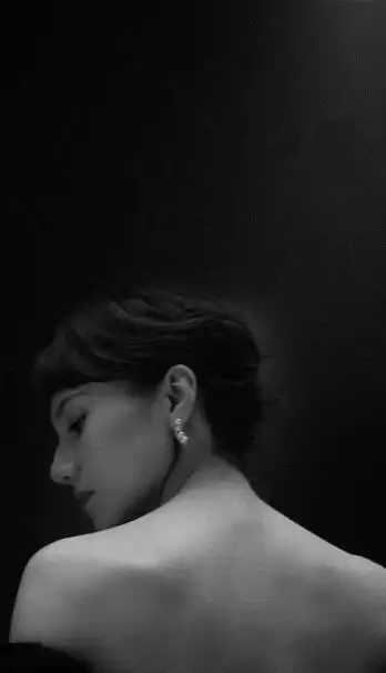 袁泉礼服装性感黑白写真图片