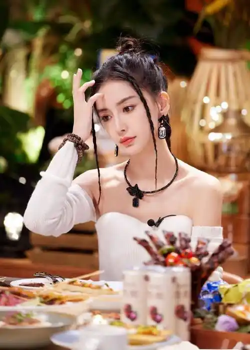 《心动的信号》angelababy剧照释出 抹胸配项链大秀天鹅颈_杨颖_个性