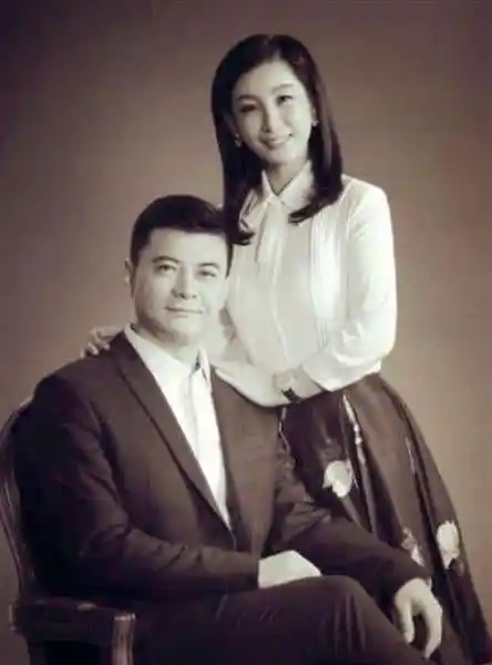 王新军前妻遇上现任妻子, 两人差10岁, 网友: 差距不是一般的大