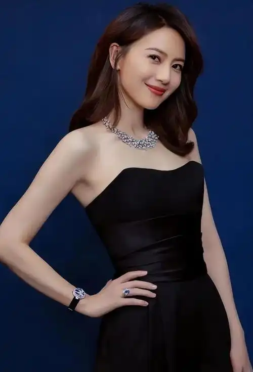 而在发型的选择上,中年女性还是应该以干练为主,所以高圆圆选择了扎发