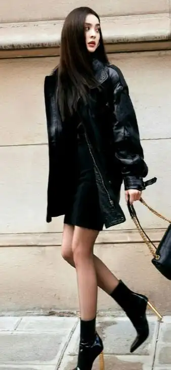 古力娜扎巴黎现身时尚摩登女郎黑色搭配展现绝美气质