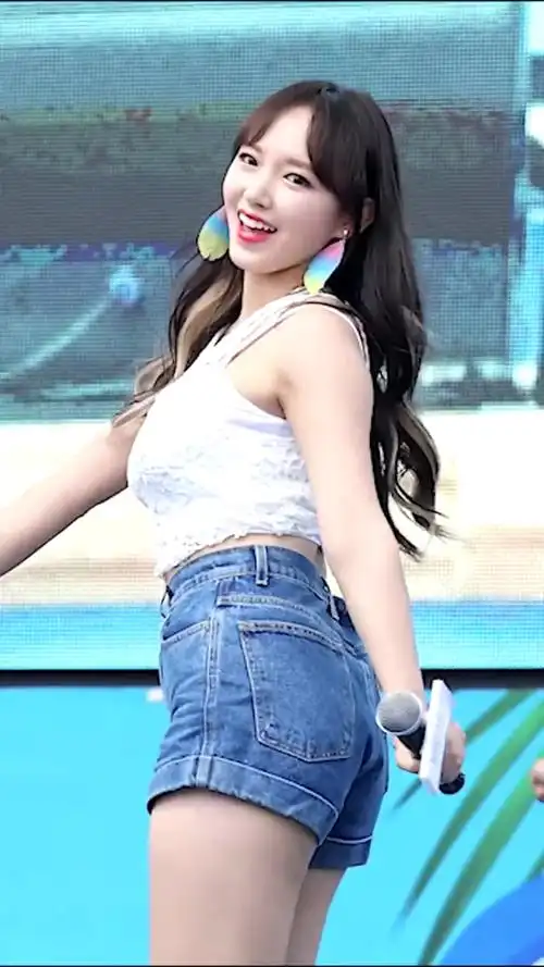 性感可爱的程潇这样的身材打几分网友这谁顶得住啊