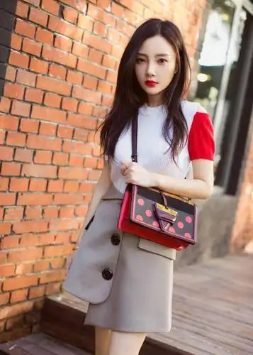 李小璐真够拼的,t恤搭配包臀裙很少女,可看到双马尾还真像18岁