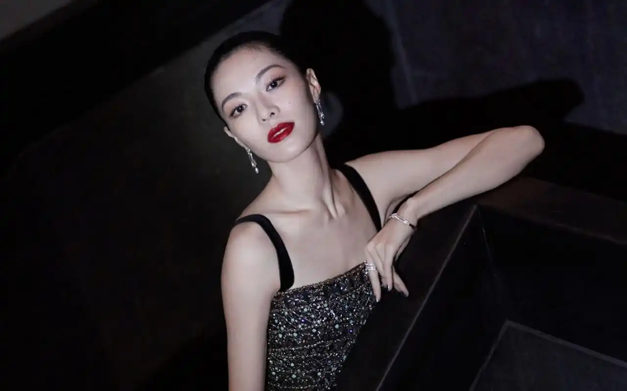 钟楚曦妩媚动人写真桌面壁纸