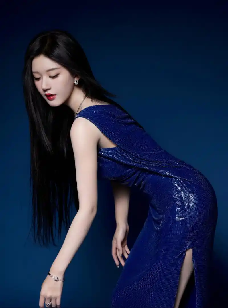 赵露思蓝色绝美长裙写真,不愧是性感女神,魅力妖艳迷人至极!
