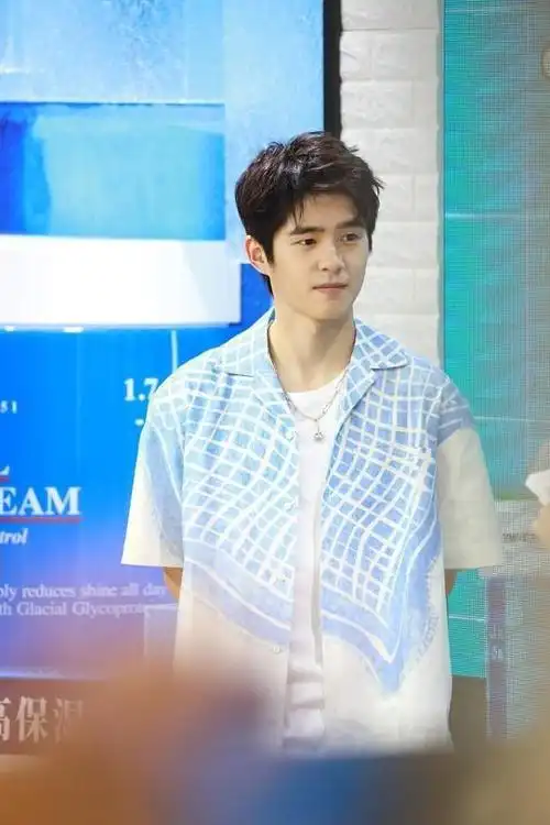 刘昊然戏外乖巧模样好吸睛穿蓝色衬衫少年感太强清爽帅气