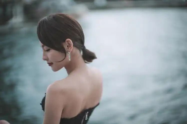 张嘉倪亮相巴黎时装周金属抹胸短裙演绎性感柔美