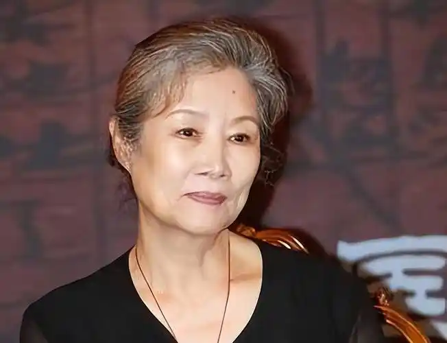 演员吕中:23岁嫁同学,今儿子儿媳是她的骄傲,女儿是国人的骄傲