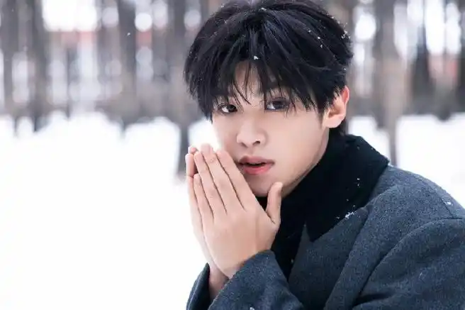 黄明昊雪景照#帅气又可爱的小贾雪景照来啦