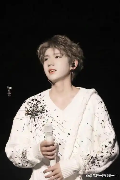 王源粉丝穿婚纱看演唱会引争议男生赚足了流量却伤害了无辜女孩