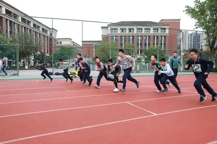 拒绝脆皮中学生重庆八中渝北校区初2026级冬季体育活动嗨翻天