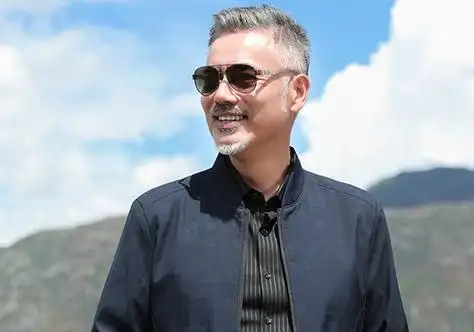 50岁以上中老年人男士梳背头成熟稳重有格调 - 男士短发 - 发型社