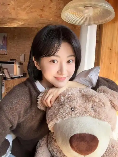 景甜分享生活美照对嘴卖萌甜美可爱新发型更显青春活力