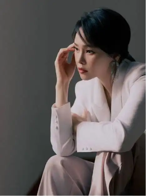 50伊能静还是不显老不惧眼光大秀长腿清爽又显好身材