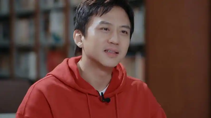 原创邓超背着孙俪偷喝饮料还带孩子一起喝这一家子太搞笑了