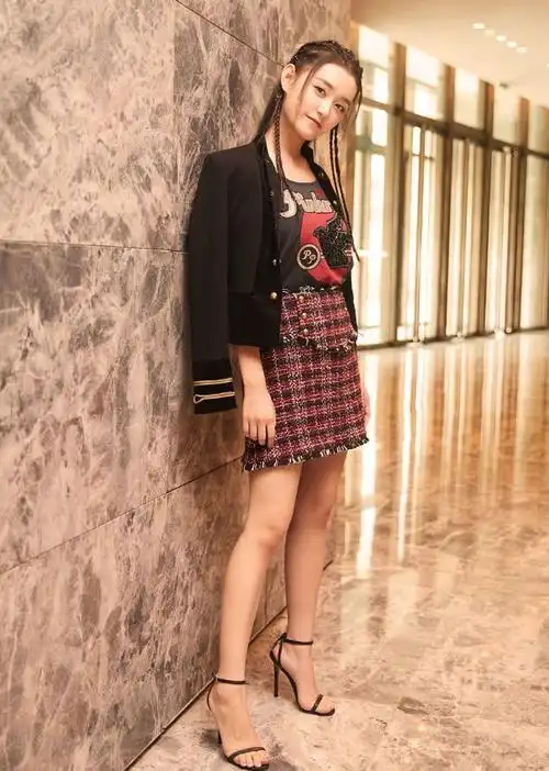 蒋依依怼网友称不怂17岁穿10cm高跟鞋惹争议有女神范