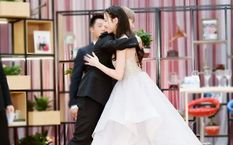 迪丽热巴和关晓彤同台谁更美 关晓彤和迪丽热巴两人缘分不浅