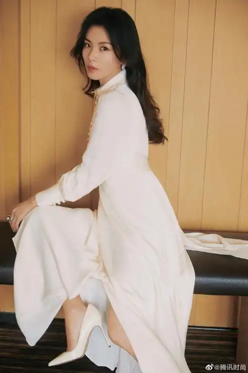 白色中式古典长裙搭配波浪卷长发,温柔且极具女人味,涛姐最近状态重回