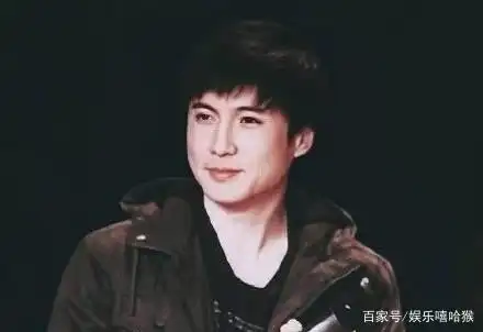 这么不羁的动作,哪有校草的样子,直到一天粉丝用ai修复了沈腾的旧照片