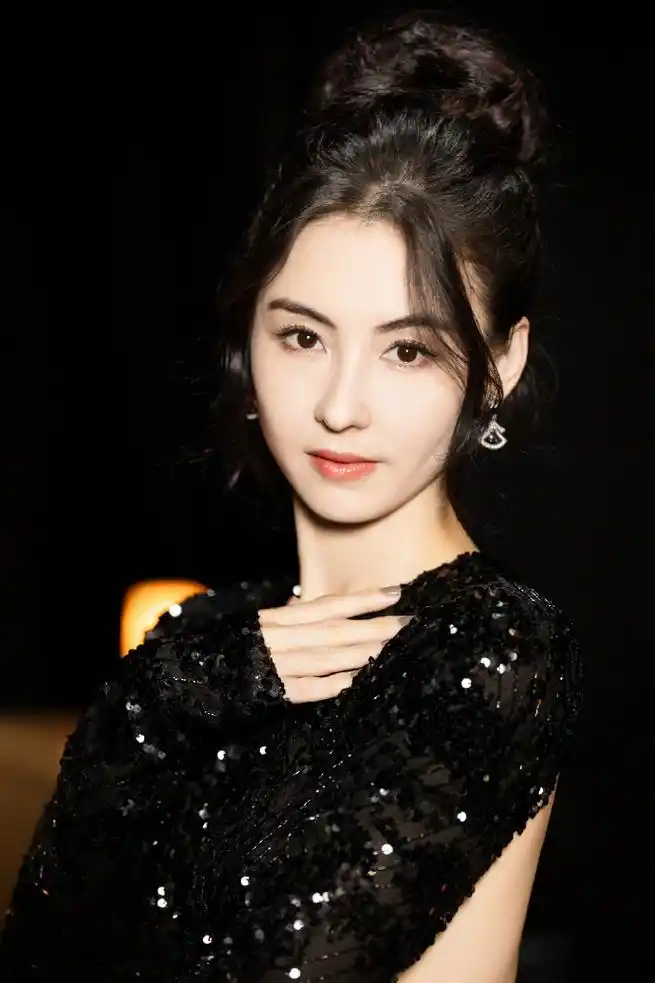 组图:张柏芝优雅黑天鹅大片好美 亮钻露背长裙气场十足