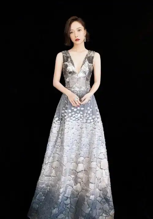 原创王珞丹真会穿银白色礼服配锁骨发36岁也很美