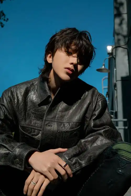 蔡徐坤秋日青空机车大片##蔡徐坤深秋野生感大片