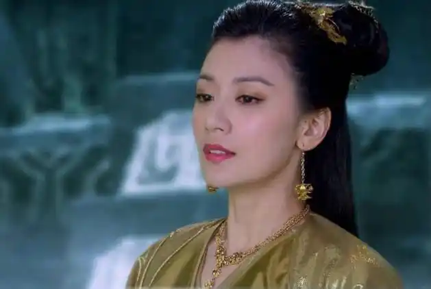 《天龙八部》客串李秋水一角,她是逍遥派掌门逍遥子的弟子,天山童姥