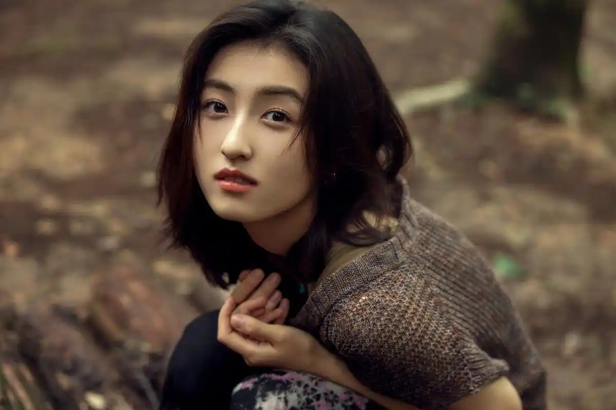 容貌秀丽,清纯可人的#张子枫# 一身田园风穿搭,漫步于树林之中,眼神