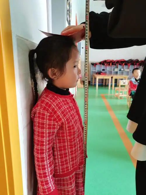 我们第一次在幼儿园量身高体重哦!