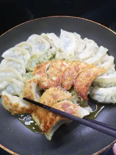 这样生煎的饺子大家都说好吃,一下子煎了三锅,全部一扫光.