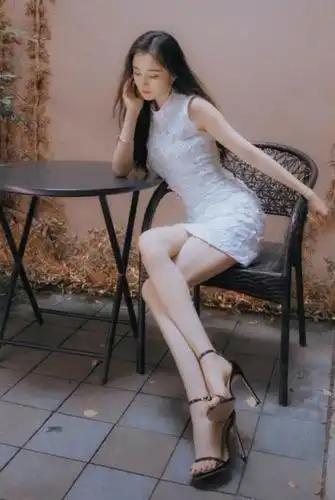 杨幂有多大胆?看了她穿5cm短裙的坐姿,网友:不敢模仿