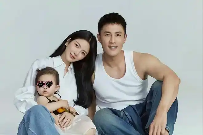 杜淳一家3口拍写真王灿被指像网红脸评论区霸气护夫显甜蜜