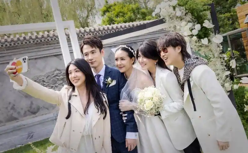 快女喻佳丽婚礼现场同届姐妹重聚,当年剑拔弩张,如今姐妹情深_李斯