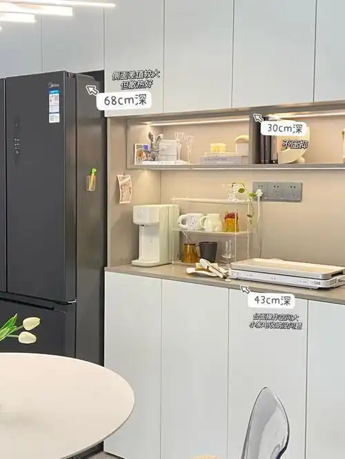 柜子的左侧靠墙部分,预留了冰箱的位置,从侧面看冰箱会凸出来一部分